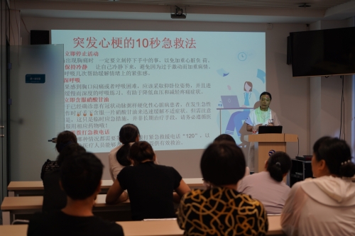 河南分公司邀請(qǐng)健康專家舉辦“心腦血管疾病防治與健康管理”講座，醫(yī)生深入淺出地講解了夏季血壓、血糖、血脂波動(dòng)的風(fēng)險(xiǎn)因素及科學(xué)管理策略，指導(dǎo)老年人日常飲食調(diào)節(jié)、適度運(yùn)動(dòng)安排和規(guī)律作息的重要性，為居民筑起健康防線。